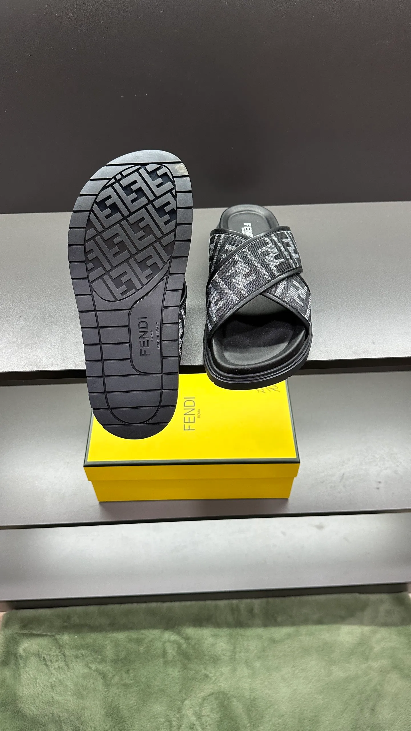 P300 [Fendi Slippers] High-end men's shoes brand, official website 1:1 latest masterpiece: original mold customization, fabrics made of imported original materials, upgraded outsole, lighter and non-slip. The market's top quality, simple yet tasteful, a must-have for fashionistas, fashionable at your feet, full of confidence, the same style at the counter 👍The season of summer slippers is here. Code: 38-45, 46 order